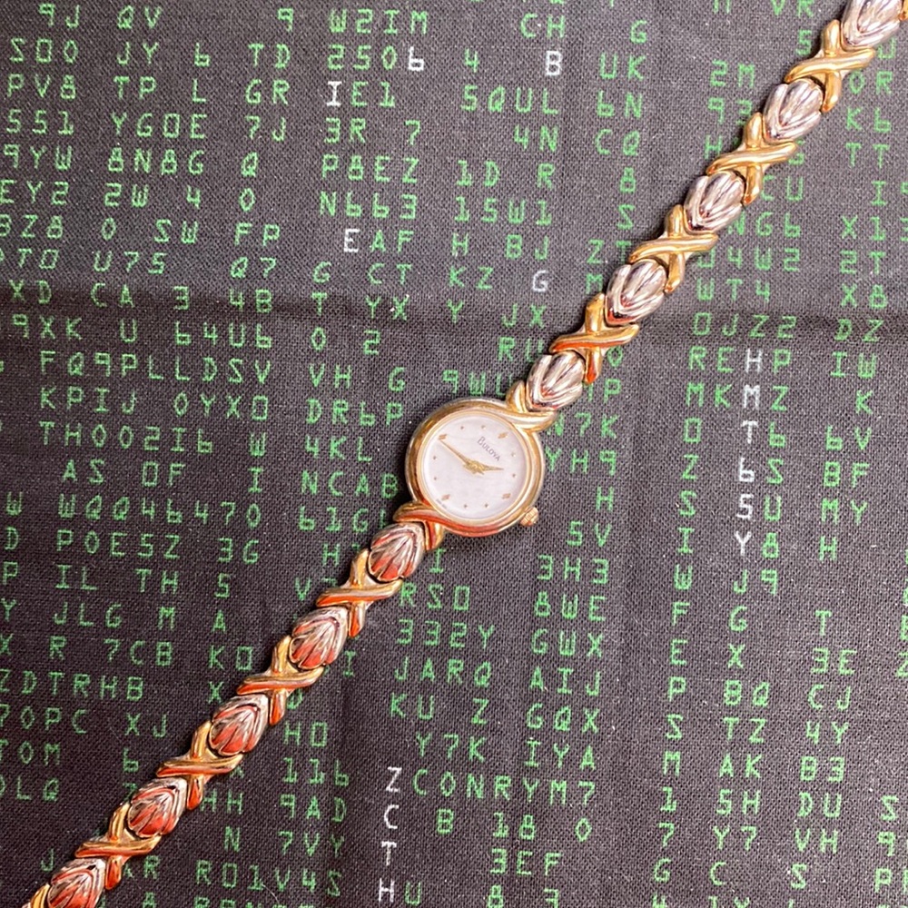 Vintage 90’s Women’s Bulova Quartz Watch. Needs Battery